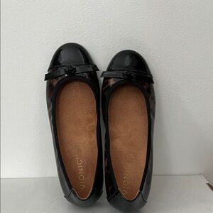 Vionic Women's Black and Brown Ballet Flats